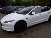 Een wit RWD basismodel van de Tesla Model 3 Project Highland is getest op de Nürburgring Norschleife (Afbeelding: Misha Charoudin)