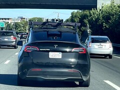 Deze Tesla Model Y heeft een LiDAR-unit op het dak, wat doet vermoeden dat hij gebruikt wordt om Tesla's aankomende robotaxi te testen. (Afbeeldingsbron: Steve Krawczyk/The Verge)