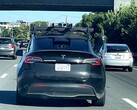Deze Tesla Model Y heeft een LiDAR-unit op het dak, wat doet vermoeden dat hij gebruikt wordt om Tesla's aankomende robotaxi te testen. (Afbeeldingsbron: Steve Krawczyk/The Verge)