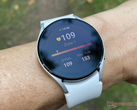 De Galaxy Watch5 Pro zou duurzamer kunnen zijn dan de Galaxy Watch4, op de foto. (Afbeelding bron: NotebookCheck)