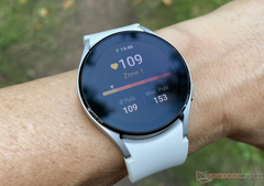 De Galaxy Watch5 Pro zou duurzamer kunnen zijn dan de Galaxy Watch4, op de foto. (Afbeelding bron: NotebookCheck)