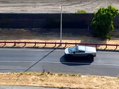 Er zijn beelden online verschenen van de Cybertruck tijdens duurtests van de accu, wat erop wijst dat Tesla een stap dichter bij de lancering van zijn elektrische pick-up is. (Afbeeldingsbron: YouTube - bewerkt) 