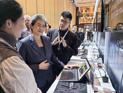 AMD&#039;s Lisa Su gebruikt de MINISFORUM V3 op AMD&#039;s recente AI PC Innovation Summit. (Afbeeldingsbron: MINISFORUM)