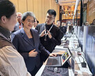 AMD's Lisa Su gebruikt de MINISFORUM V3 op AMD's recente AI PC Innovation Summit. (Afbeeldingsbron: MINISFORUM)