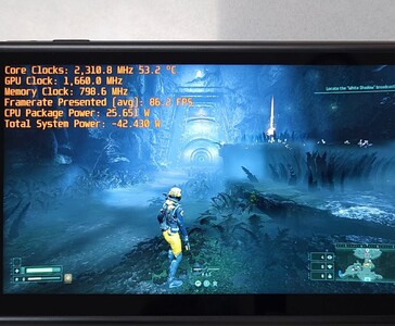 Returnal draait op GPD Win 5 met AMD Ryzen AI Max+ 395, toont 86 FPS prestatiebenchmark bij 42W systeemvermogen. (Afbeeldingsbron: The Phawx via YouTube)