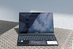 De Asus ZenBook Flip 13 UX363 in zonlicht