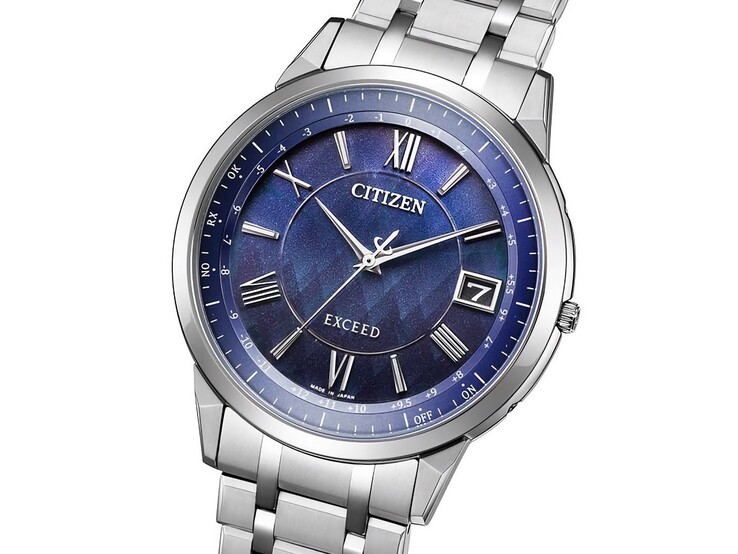Het Citizen Exceed “Morning in the Sacred Forest” Eco-Drive-horloge heeft een diepblauwe wijzerplaat met een subtiel, op het bos geïnspireerd patroon, glinsterende accenten, zilverkleurige wijzers en uurmarkeringen, en een datumweergave op 3 uur.