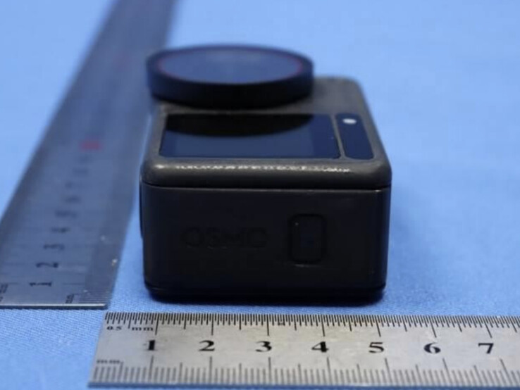Een DJI Osmo Action 6 prototype van opzij. (Afbeeldingsbron: FCC)