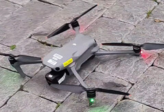 De DJI Air 3 bevat volgens de geruchten drie camera's. (Beeldbron: WeChat via @Quadro_News)