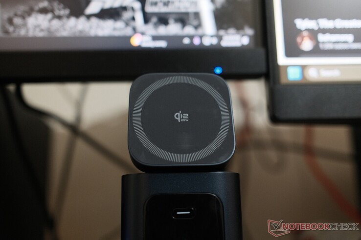 Het Qi 2.2 draadloze oplaadstation voelt na enige tijd gebruik warm aan, maar wordt nooit onaangenaam heet.