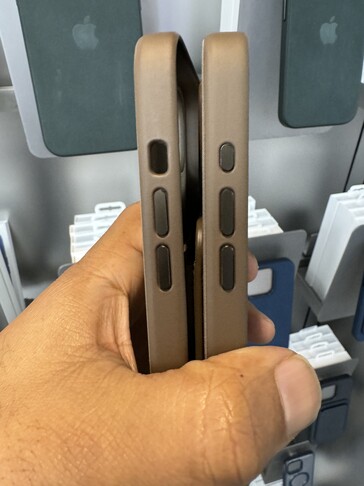 Het officiële iPhone 15 Plus hoesje, links (voor de mute-schakelaar), het iPhone 15 Pro Max hoesje, rechts (voor de actieknop). (Bron: Notebookcheck)
