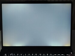 Medium backlight bleed (hier verbeterd weergegeven)