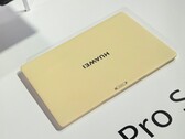 De Huawei Matepad Pro S in de gele kleurvariant