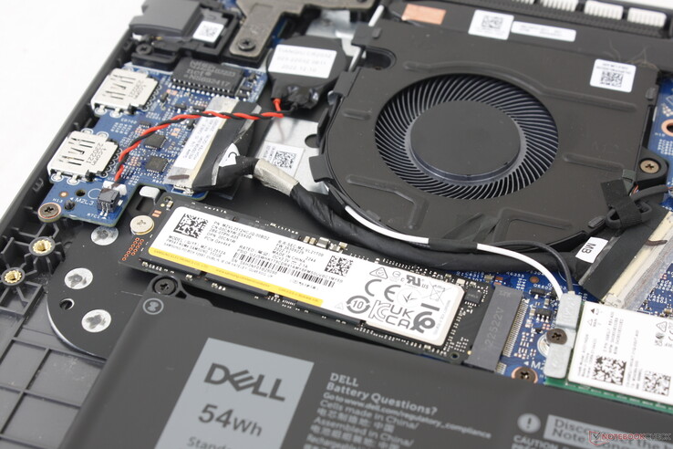 De enkele M.2 SSD heeft geen warmte verspreider om te helpen koelen. De prestaties nemen af onder stress, zoals blijkt uit de onderstaande grafiek