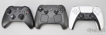 Xbox-controller Stoomcontroller en Sony DualSense naast elkaar
