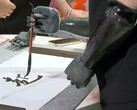 De BrainCo bionische hand in kalligrafie-actie. (Afbeeldingsbron: SCMP)