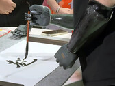 De BrainCo bionische hand in kalligrafie-actie. (Afbeeldingsbron: SCMP)