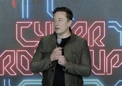 Elon Musk plaagt drie nieuwe Tesla&#039;s op de jaarlijkse aandeelhoudersvergadering van Tesla. (Bron: Tesla via YouTube)