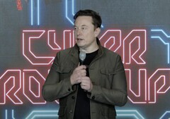 Elon Musk plaagt drie nieuwe Tesla's op de jaarlijkse aandeelhoudersvergadering van Tesla. (Bron: Tesla via YouTube)