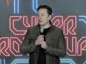 Elon Musk plaagt drie nieuwe Tesla's op de jaarlijkse aandeelhoudersvergadering van Tesla. (Bron: Tesla via YouTube)