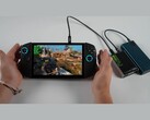Lenovo Legion Go 2 handheld gaming-pc met God of War: Ragnarok, gekoppeld aan een Adlink Pocket AI GPU-behuizing en powerbank in een volledig draagbare, door batterijen gevoede opstelling. (Afbeeldingsbron: ETA PRIME via YouTube)