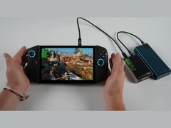 Lenovo Legion Go 2 handheld gaming-pc met God of War: Ragnarok, gekoppeld aan een Adlink Pocket AI GPU-behuizing en powerbank in een volledig draagbare, door batterijen gevoede opstelling. (Afbeeldingsbron: ETA PRIME via YouTube)