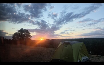 Hoofdobjectief bij zonsopgang tegen het licht in