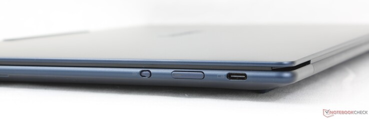 Rechts: Elektronische webcam-sluiter, aan/uit-knop, USB-C 4.0 met DisplayPort 1.4 + Power Delivery