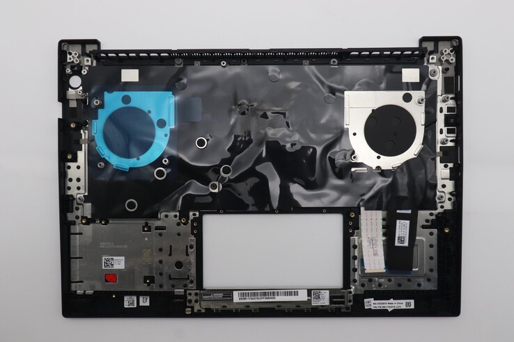 Toetsenbordklep van de P14s Gen 6 Intel, met de kleine zwarte klinknagels die het toetsenbord op zijn plaats houden (bron: Lenovo)