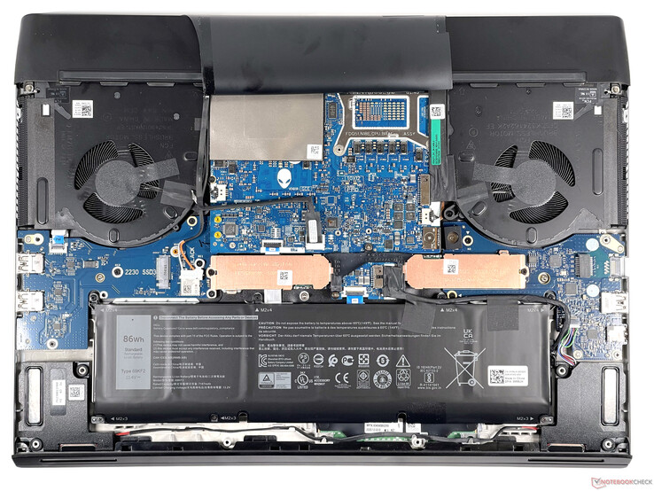 Alienware m17 R4 - Binnenkant: De WLAN module en RAM zijn gesoldeerd