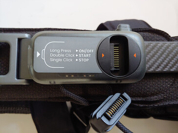 Achterste controller met aan/uit-knop en connector. (Afbeeldingsbron: Notebookcheck)