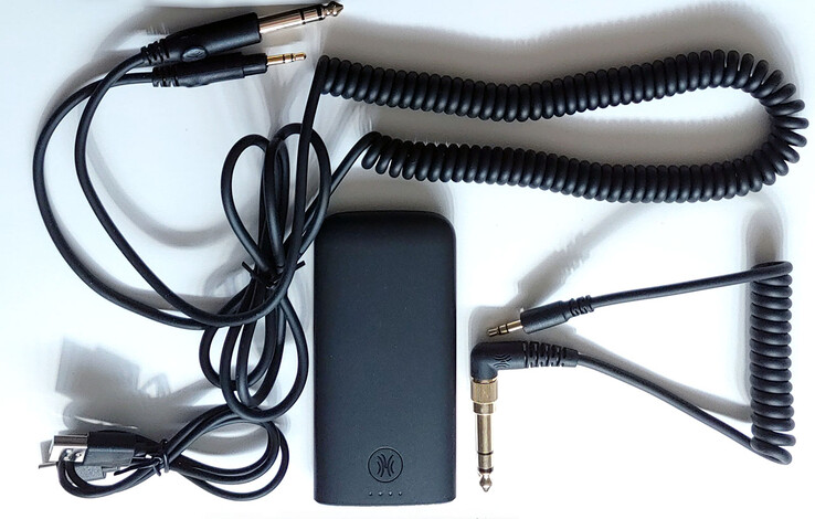 Zender en kabels. (Afbeeldingsbron: Notebookcheck)