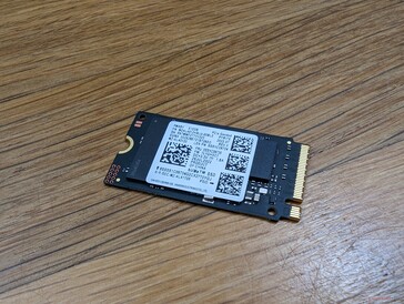 M.2 SSD verwijderd. Gebruikers kunnen desgewenst een langere 2280 installeren