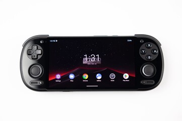 De Retroid Pocket 6 in zwart met de D-Pad bovenaan (bron: Retroid)