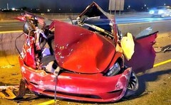 De Tesla Model 3 werd volledig vernield bij het dubbele ongeval. (Afbeeldingsbron: @OPP_HSD)