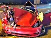 De Tesla Model 3 werd volledig vernield bij het dubbele ongeval. (Afbeeldingsbron: @OPP_HSD)