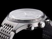 Zijprofiel van de Timex Marlin Jet Chronograph met het grote, gewelfde Hesalite-glas, de tachymeterschaal, de geborstelde roestvrijstalen kast, de chronograafdrukknop in pompstijl, de kroon met het Jet-logo en de roestvrijstalen armband