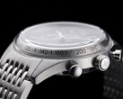Zijprofiel van de Timex Marlin Jet Chronograph met het grote, gewelfde Hesalite-glas, de tachymeterschaal, de geborstelde roestvrijstalen kast, de chronograafdrukknop in pompstijl, de kroon met het Jet-logo en de roestvrijstalen armband