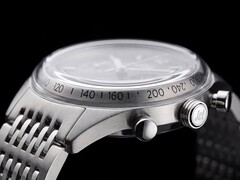 Zijprofiel van de Timex Marlin Jet Chronograph met het grote, gewelfde Hesalite-glas, de tachymeterschaal, de geborstelde roestvrijstalen kast, de chronograafdrukknop in pompstijl, de kroon met het Jet-logo en de roestvrijstalen armband