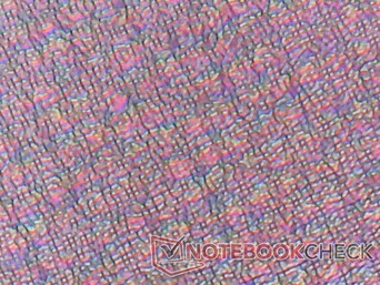 Subpixels worden aan het oog onttrokken door de matte overlay, wat leidt tot een korrelig beeld