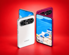 Coolpad Cool X Wide-smartphone getoond van de voor- en achterkant in witte en rode uitvoering.