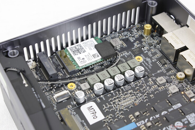 Verwijderbare M.2 WLAN-module zit onder de primaire SSD