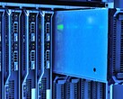 Serverracks met blauwe verlichting in een datacenter