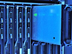 Serverracks met blauwe verlichting in een datacenter