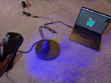 Sermoon S1 scant het onderwerp met kruislijnlasers en Creality Scan 4-app op MacBook Air