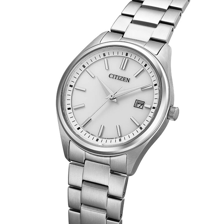 Driekwartvooraanzicht van het Citizen BM1350-54A Eco-Drive-dresshorloge met een zilveren wijzerplaat, datumvenster op 3 uur, roestvrijstalen kast en bijpassende stalen armband.