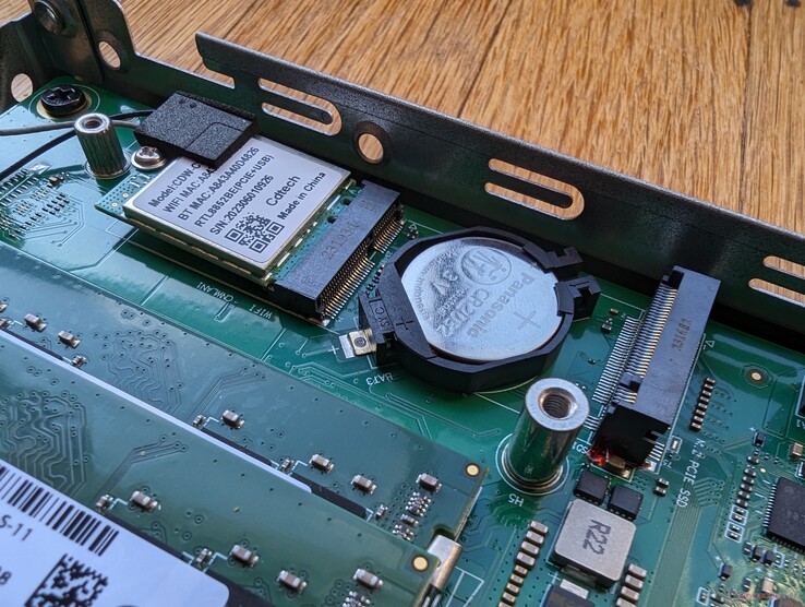 Verwijderbare WLAN-module en BIOS-batterij zit onder de M.2 SSD