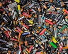 Shenhuo New Materials bereikt massaproductie van ultradunne 8-micron batterijfolie. Afgebeeld: Een stapel gebruikte consumentenbatterijen. (Afbeeldingsbron: John Cameron, Unsplash)