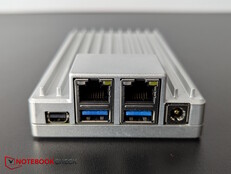 Voorkant: 2x 2,5 GbE, 2x USB 3.1, Mini-DP, voeding