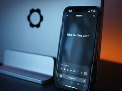 Op de smartphone wordt de ChatGPT-interface weergegeven met de vraag: „Waarmee kan ik u van dienst zijn?“